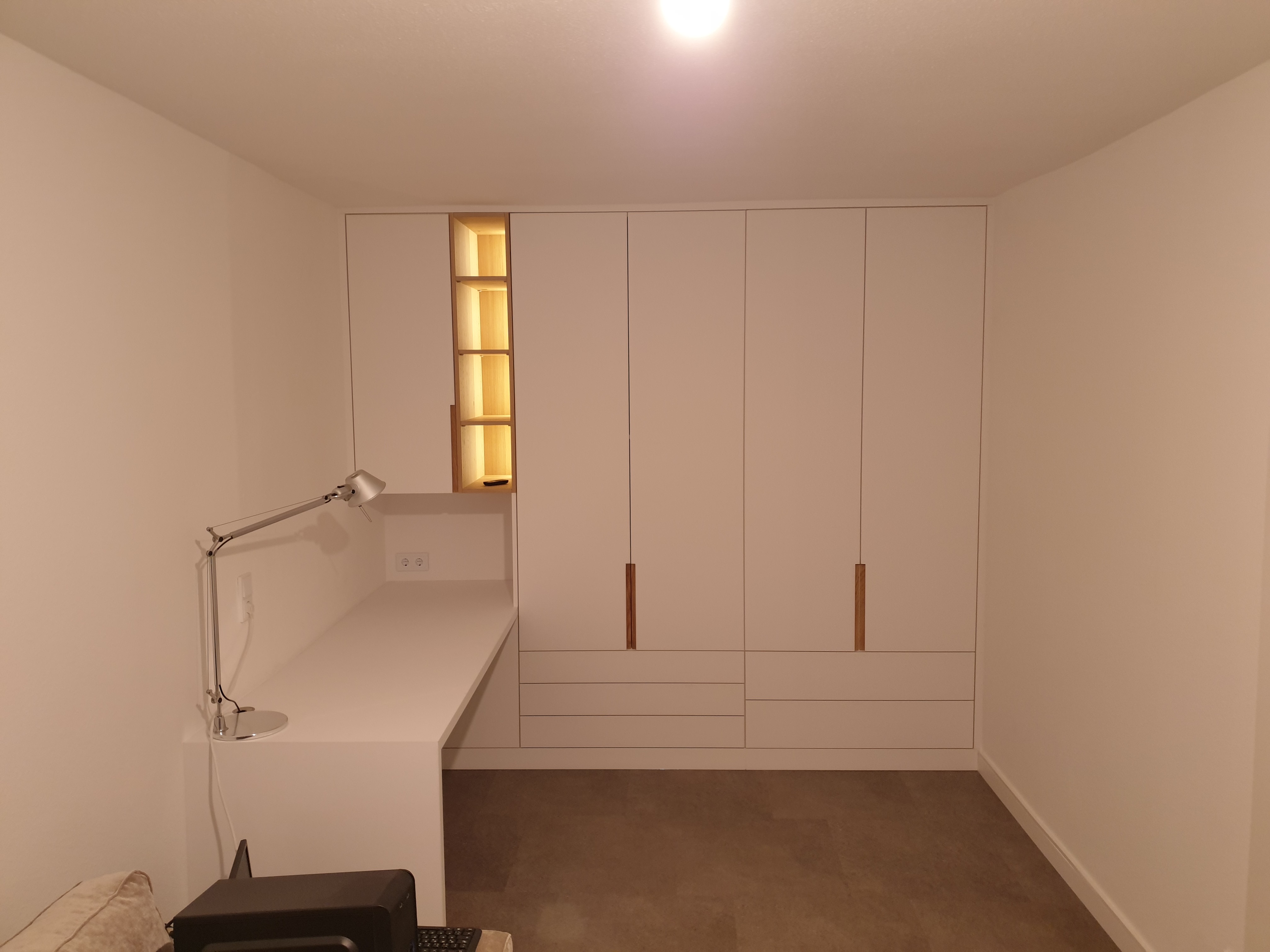 Schrankwand mit integriertem Schreibtisch