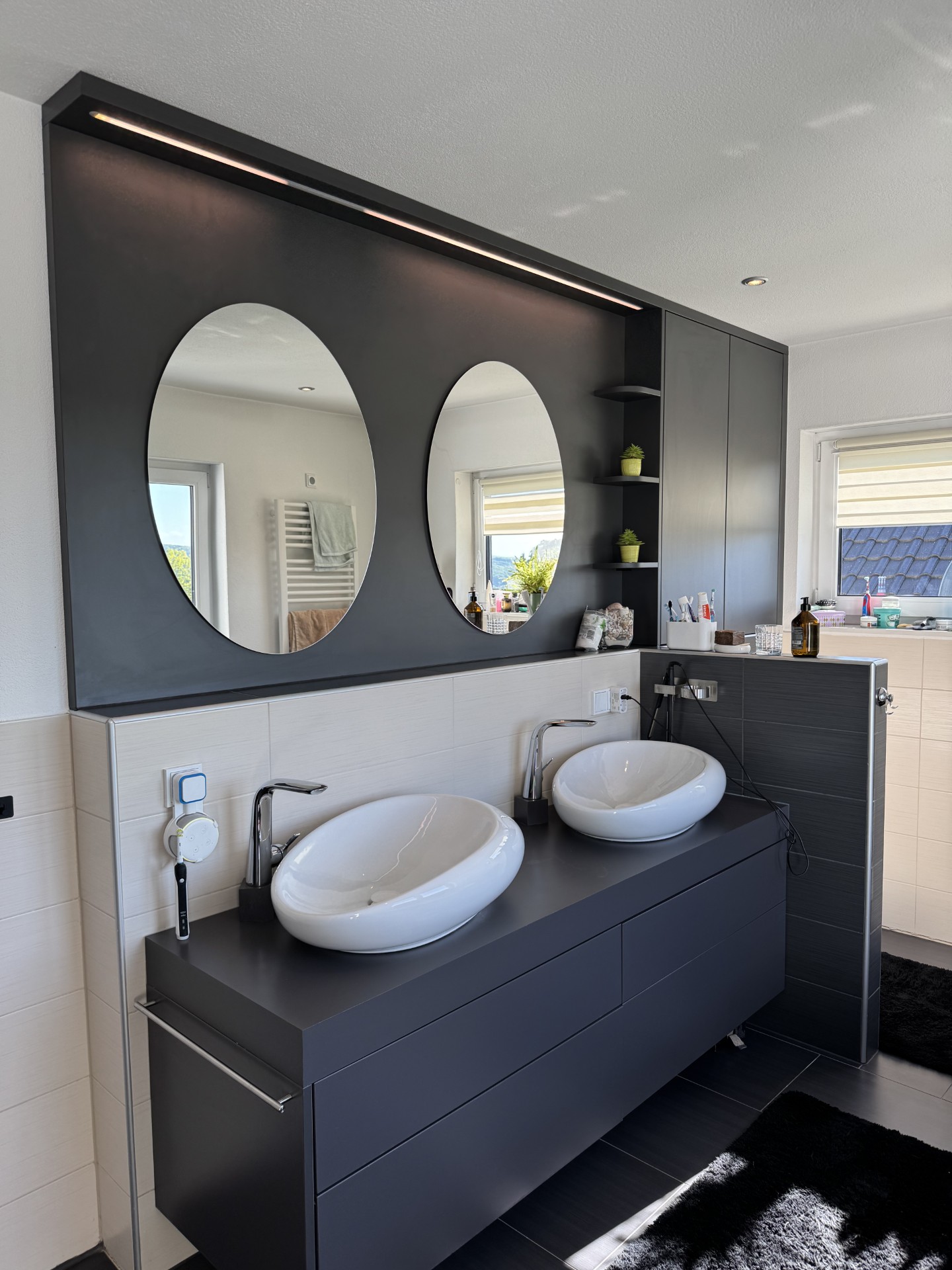 Waschtisch mit zwei Waschbecken und zwei Spiegeln. 