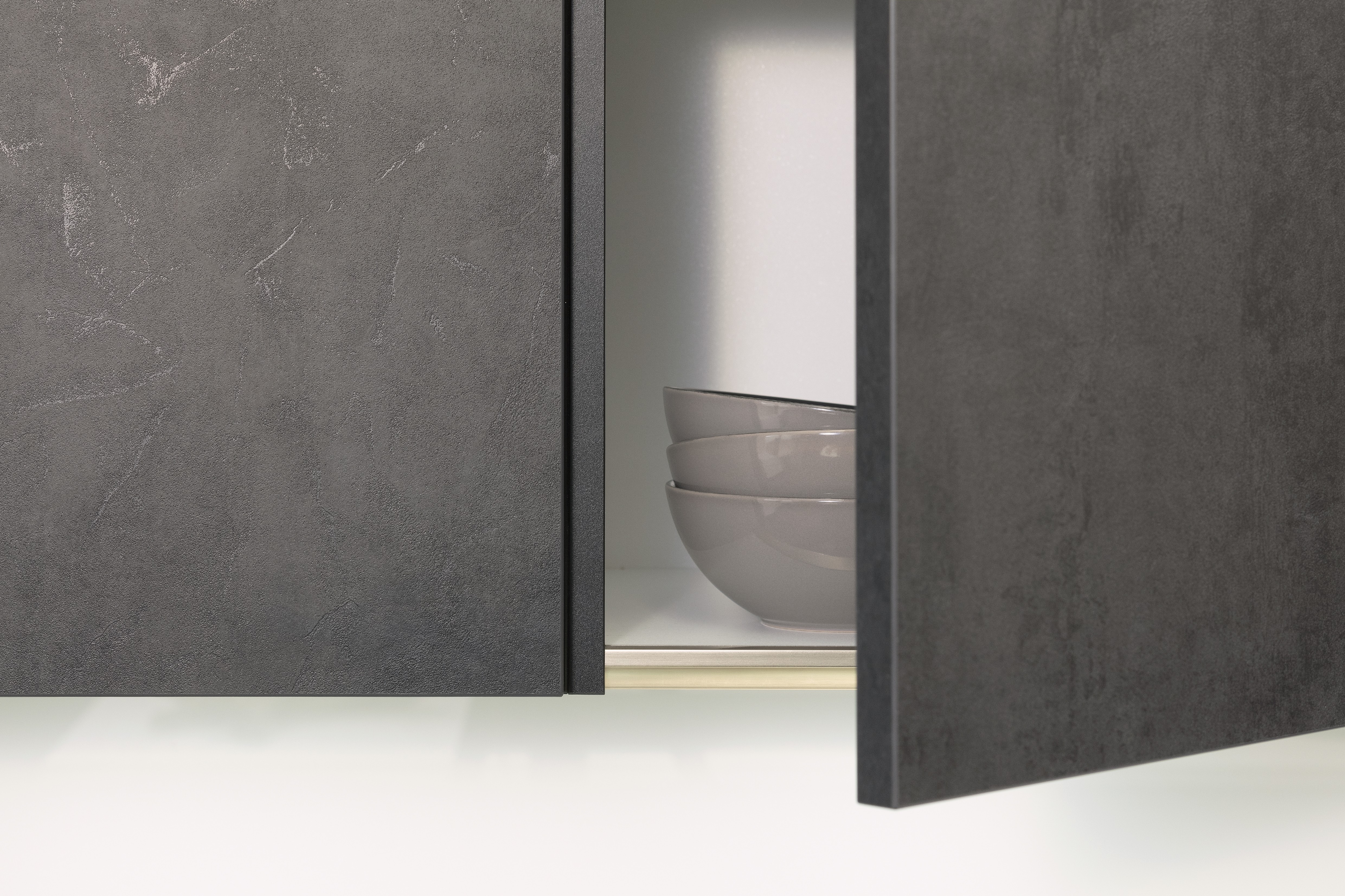 Concept130 Front: Comet Spachtelbeton schwarz Kunststoff strukturiert Murano Bril Kristallweiss Designglas eingefasst APL: Kristallweiß Perfect Sense 25 mm Geräte Blaupunkt Spüle und Armatur: Franke  Features: Dachschräge, Maßeinbau, Sideboard, offene Regale mit Downlights.