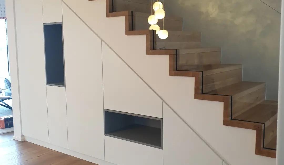Schranksystem unter der Treppe