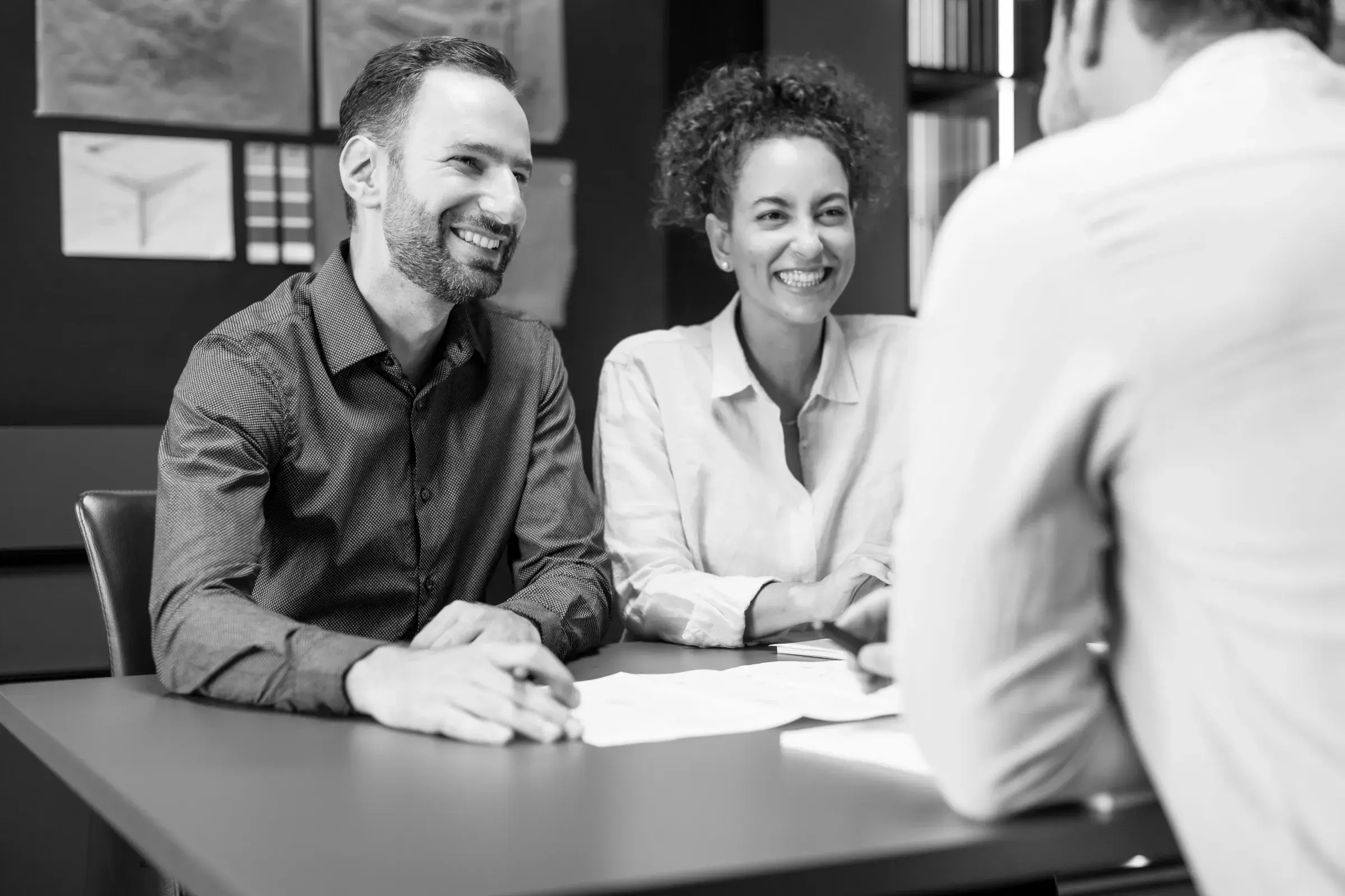 Mann und Frau lächelnd bei der Küchenberatung