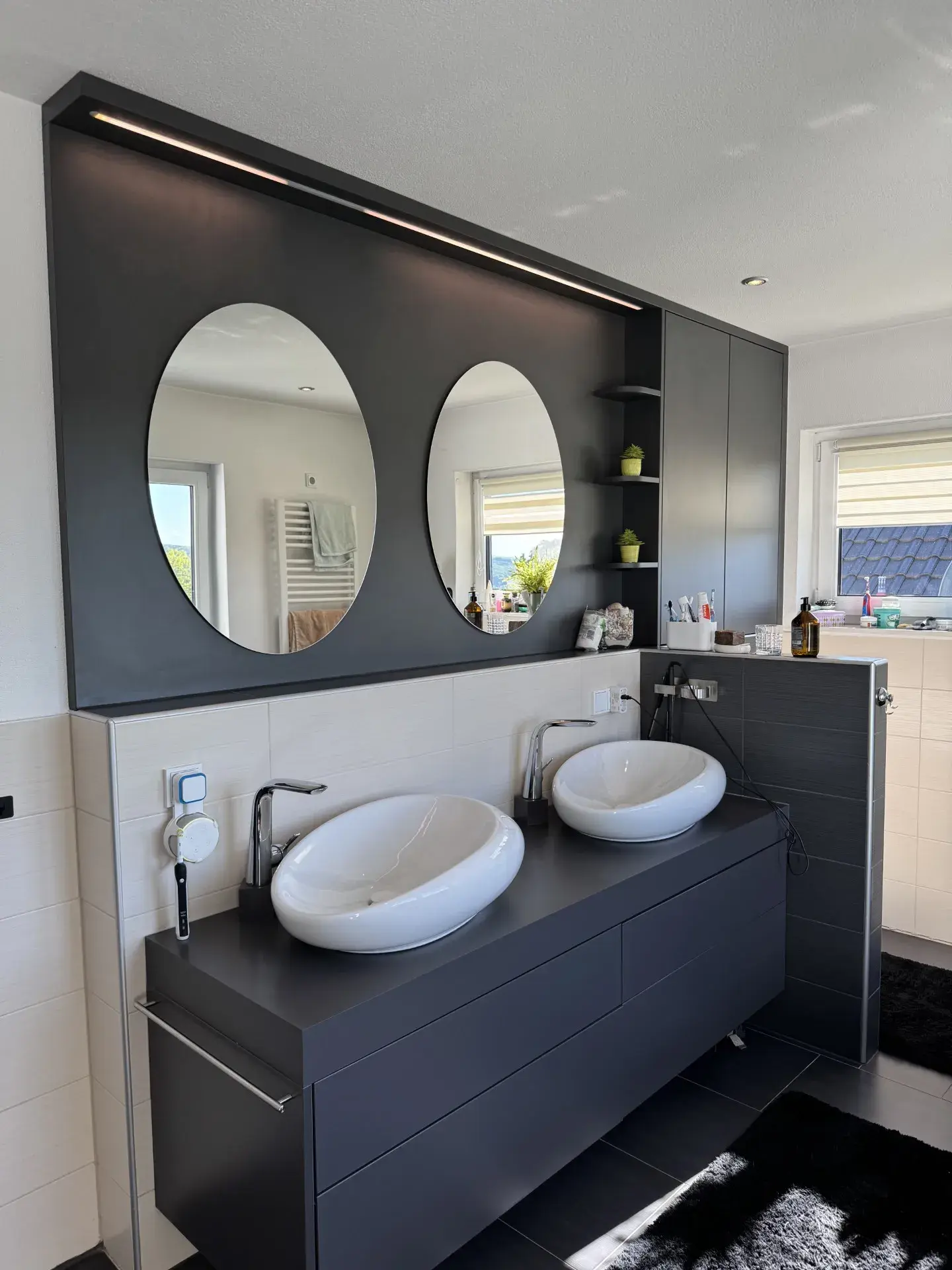 Waschtisch mit zwei Waschbecken und zwei Spiegeln. 